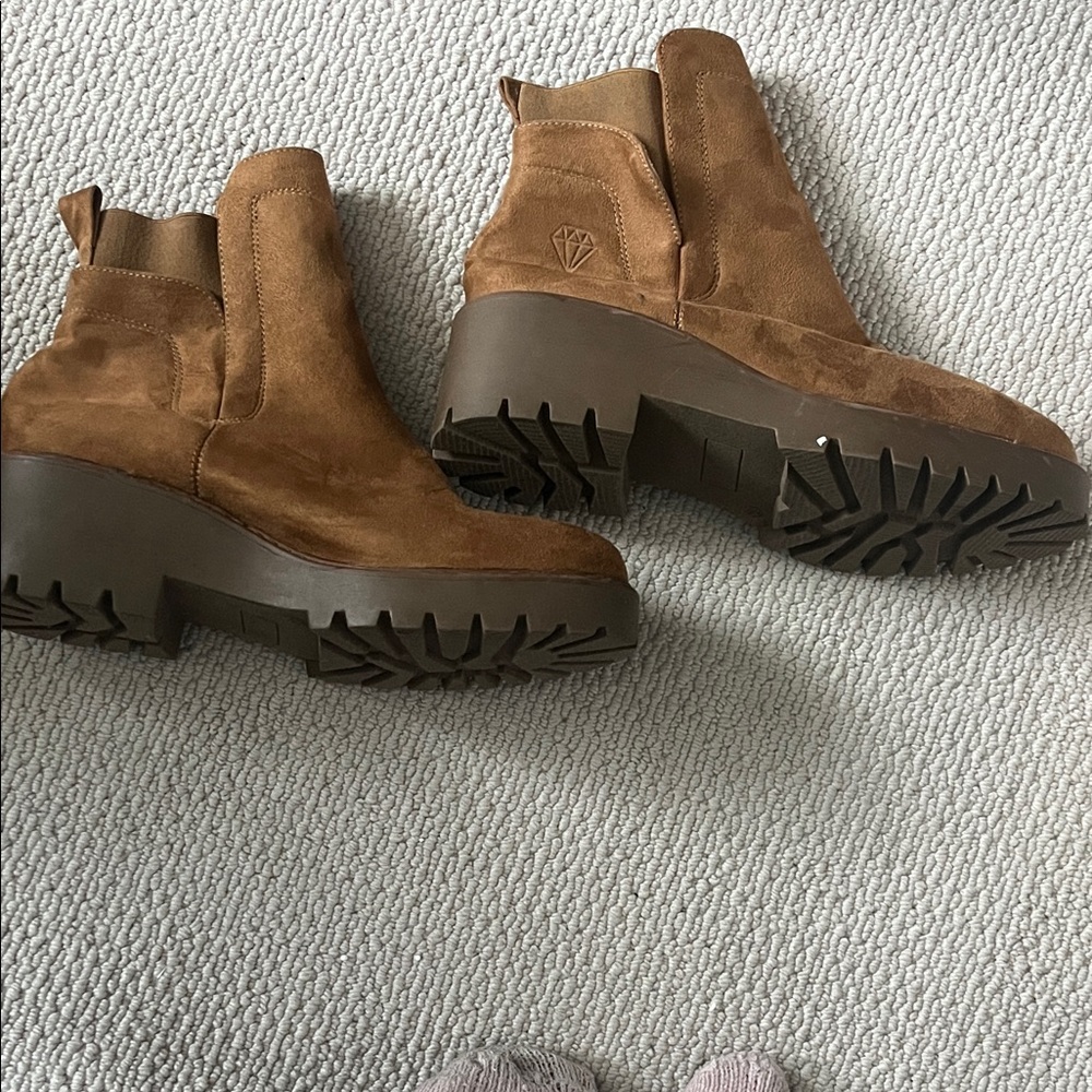 👢WOMENS NWOT Elegant Tan Ankle Booties SEE PICTURE FOR SMALL MARK ON SHOE